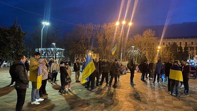 Жителі міста вийшли на площу з державними прапорами Жителі міста вийшли на площу з державними прапорами