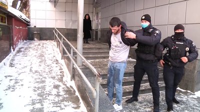 В центрі Житомира чоловік кидався на людей з ножем В центрі Житомира чоловік кидався на людей з ножем