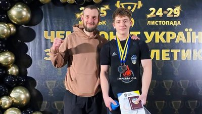 Андрій Склезь на чемпіонаті України з важкої атлетики