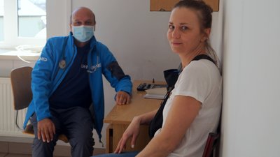 На Львівщині медики міжнародної місії UK-MED лікують евакуйованих з "гарячих" точок. Фоторепортаж
