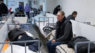 Опинились на вулиці через борг чи вимушений переїзд: хто приходить в Одесі до нічлігу для безхатьків