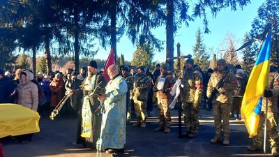 "Думаємо, що там катування було". У Сумах провели в останню путь захисника України Андрія Полешка, який загинув у полоні "Думаємо, що там катування було". У Сумах провели в останню путь захисника України Андрія Полешка, який загинув у полоні