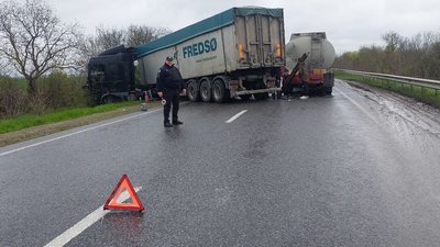 На трасі Одеса-Рені зіштовхнулись три вантажівки, рух транспорту ускладнений