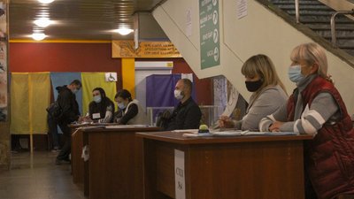 Черги, натовп або ж порожні дільниці: як голосують у Черкасах Черги, натовп або ж порожні дільниці: як голосують у Черкасах