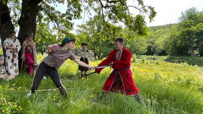 Юні пластуни б'ються на мечах Юні пластуни б'ються на мечах