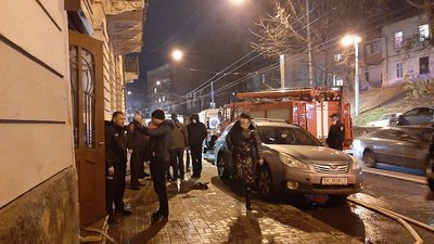 У Львові невідомі напали на салон краси та підпалили його