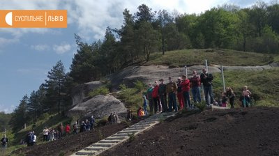 Місцеві мешканці зібралися біля Стільського городища на захист самовільного будівництва Місцеві мешканці зібралися біля Стільського городища на захист самовільного будівництва