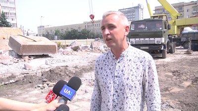 У Житомирі в центрі міста демонтували постамент, де стояв пам'ятник Леніну У Житомирі в центрі міста демонтували постамент, де стояв пам'ятник Леніну