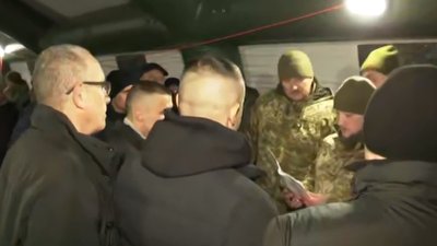 Кім Дуванов (в окулярах ліворуч). Його прізвище зачитали українські військові у наметі після обміну Кім Дуванов (в окулярах ліворуч). Його прізвище зачитали українські військові у наметі після обміну