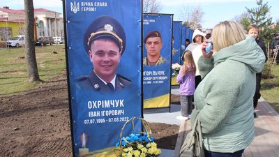 У Славуті відкрили Алею Пам'яті на честь загиблих на війні земляків У Славуті відкрили Алею Пам'яті на честь загиблих на війні земляків