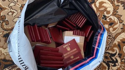 У Києві затримали директора видавництва, який виготовляв підроблені прескарти