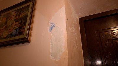 Грибок і тріщини на стінах: франківка скаржиться на неякісний дах багатоповерхівки Грибок і тріщини на стінах: франківка скаржиться на неякісний дах багатоповерхівки