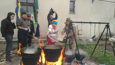 Тернопільські волонтери відвезуть бійцям на Схід п'ять тисяч вареників Тернопільські волонтери відвезуть бійцям на Схід п'ять тисяч вареників