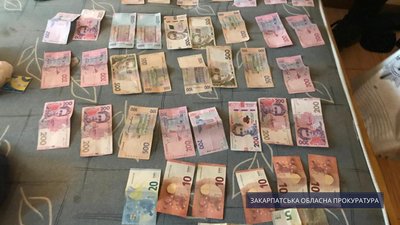 В Ужгороді затримано групу, яка збувала психотропні речовини В Ужгороді затримано групу, яка збувала психотропні речовини