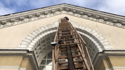 Чому із будівлі вокзалу "Полтава-Південна" прибрали барельєф із гербом СРСР