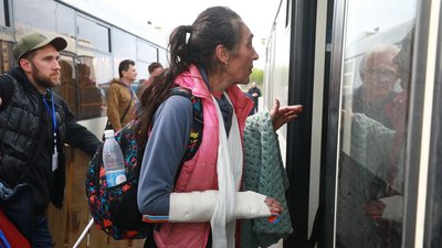 До Запоріжжя прибули автобуси з людьми, яких евакуювали з "Азовсталі" До Запоріжжя прибули автобуси з людьми, яких евакуювали з "Азовсталі"