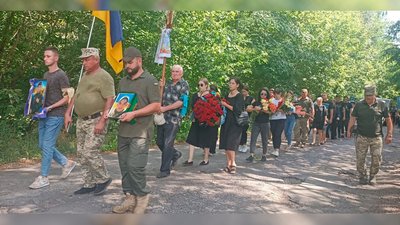 На Чернігівщині попрощалися з двома військовими: старшим солдатом Ігорем Горбатюком та солдатом Володимиром Чираком На Чернігівщині попрощалися з двома військовими: старшим солдатом Ігорем Горбатюком та солдатом Володимиром Чираком