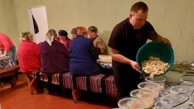 Понад 20 відер вареників наліпили бійцям господині з Тернопільщині