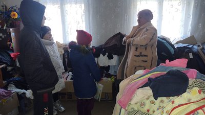 У позашкільних закладах і приміщенні райвійськадміністрації. Де на Дніпропетровщині діють "банки одягу"