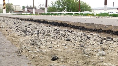 На Житомирщині знову ремонтують вже відремонтовану дорогу, бо частина покриття за зиму зруйнувалася