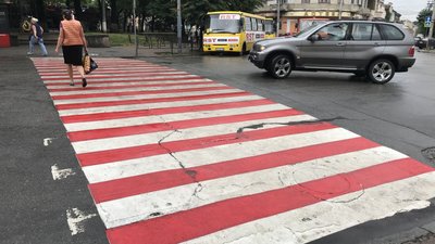 У Чернівцях через припис поліції замалювали "вишитий" перехід