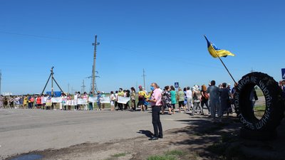 На Херсонщині жителі вдруге перекрили дорогу на курортний Генічеськ