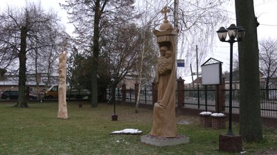 У Рівному в День ЗСУ освятили дерев'яну скульптуру воїну-захиснику У Рівному в День ЗСУ освятили дерев'яну скульптуру воїну-захиснику