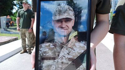 На військовому кладовищі Житомира попрощалися із воїном Олександром Халіфом На військовому кладовищі Житомира попрощалися із воїном Олександром Халіфом