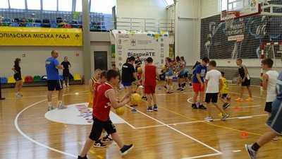 Для дітей у Тернополі проводять тренування з ігрових видів спорту