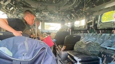 У Куп'янську слідчі їздять на місця влучань на російському "Тигрі", що "затрофеїли" у Харкові