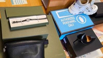 Брендові речі на понад тисячу євро вилучили митники на кордоні з Угорщиною Брендові речі на понад тисячу євро вилучили митники на кордоні з Угорщиною
