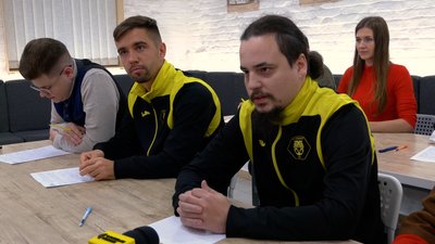 Плакали над текстом і згадували шкільні правила. Як у Чернігові писали диктант національної єдності Плакали над текстом і згадували шкільні правила. Як у Чернігові писали диктант національної єдності