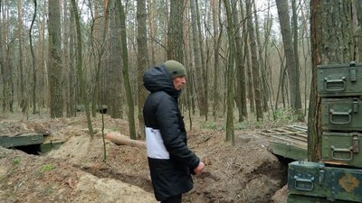 Бліндажі, розтяжки, нерозірвані снаряди: як росіяни окопалися біля Чернігова. Репортаж Бліндажі, розтяжки, нерозірвані снаряди: як росіяни окопалися біля Чернігова. Репортаж