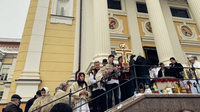 Без пірнань у річку: як освячували воду біля Ужгородського греко-католицького собору Без пірнань у річку: як освячували воду біля Ужгородського греко-католицького собору