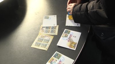 Замість спеціального штемпеля бажаючі могли поставити на конвертах відбиток «Новорічна поштова резиденція» або «Вас вітає Хмельницький». Замість спеціального штемпеля бажаючі могли поставити на конвертах відбиток «Новорічна поштова резиденція» або «Вас вітає Хмельницький».