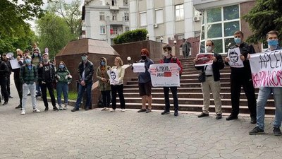 У Дніпрі провели мітинг під гаслом «Авакова – у відставку!» У Дніпрі провели мітинг під гаслом «Авакова – у відставку!»