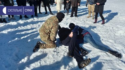 У Сумах вчили стріляти та надавати домедичну допомогу. ФОТОРЕПОРТАЖ У Сумах вчили стріляти та надавати домедичну допомогу. ФОТОРЕПОРТАЖ