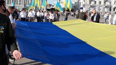 У центрі Сум на новий флагшток підняли прапор України (ФОТО) У центрі Сум на новий флагшток підняли прапор України (ФОТО)