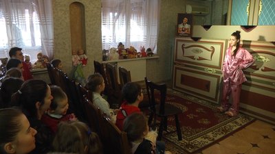 Актори вінницького театру ляльок влаштовують благодійні вистави для дітей-переселенців Актори вінницького театру ляльок влаштовують благодійні вистави для дітей-переселенців
