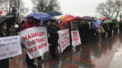 Під Одеською міською радою сталася штурханина Під Одеською міською радою сталася штурханина
