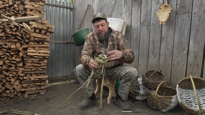 Ветеран із Рівненського Полісся плете постоли для доньки Ветеран із Рівненського Полісся плете постоли для доньки
