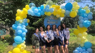 Випускники ужгородської школи вирішили гроші, які зібрали на святкування випускного, передати ЗСУ