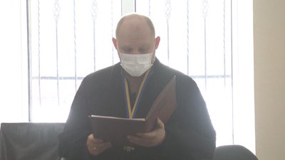 Суддя ухвалює рішення щодо взяття під варту Абдулазіза Токура, якого підозрюють у скоєнні смертельного ДТП та який був оголошений в міжнародний розшук. Суддя ухвалює рішення щодо взяття під варту Абдулазіза Токура, якого підозрюють у скоєнні смертельного ДТП та який був оголошений в міжнародний розшук.