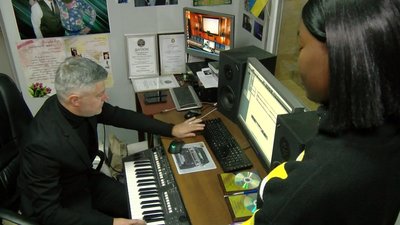 Луцька студентка з Конго вчить українську мову співаючи Луцька студентка з Конго вчить українську мову співаючи