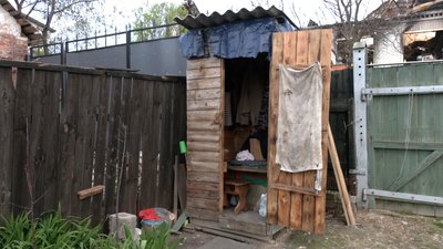 У Чернігові чоловік місяць жив у вуличному туалеті, бо його будинок розбомбило У Чернігові чоловік місяць жив у вуличному туалеті, бо його будинок розбомбило