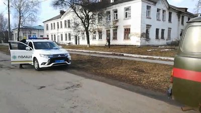 Народила і кинула в яму: поліція знайшла мати немовля, яке врятували з вбиральні на Харківщині