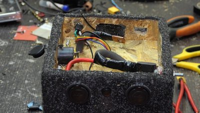 В Івано-Франківську для військових виготовляють повербанки підвищеної потужності В Івано-Франківську для військових виготовляють повербанки підвищеної потужності