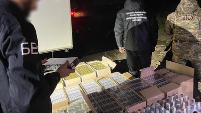 На Закарпатті прикордонники зупинили вантажівка з сигаретами та алкоголем На Закарпатті прикордонники зупинили вантажівка з сигаретами та алкоголем