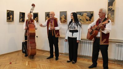 Художній розпис скла та рослиноплетіння: у тернопільському музеї виставка двох майстрів