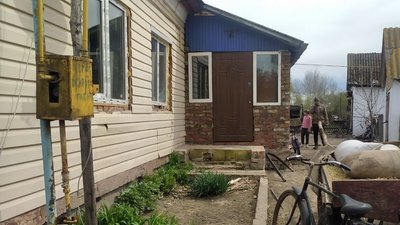 "Ще нічого не забулося": як на Конотопщині живе родина, яка рік тому ховалася в халабуді від обстрілів "Ще нічого не забулося": як на Конотопщині живе родина, яка рік тому ховалася в халабуді від обстрілів